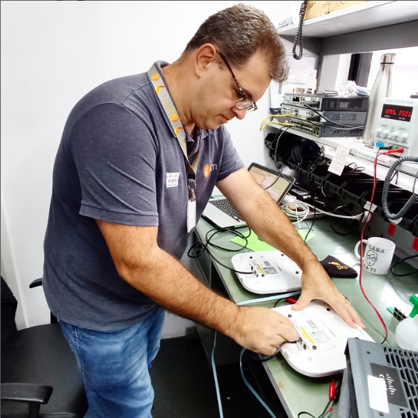 Manutenção de computador no laboratório - O Cara da TI